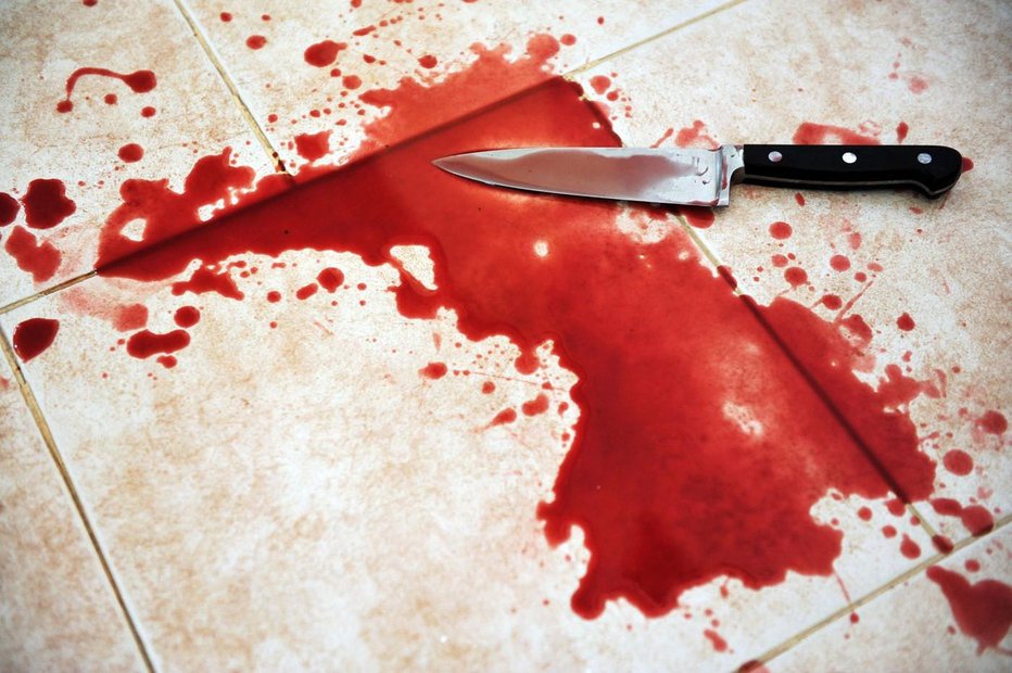 Fotografija: S kuhinjskim nožem jo je večkrat zabodel v kopalnici. FOTO: Getty Images
