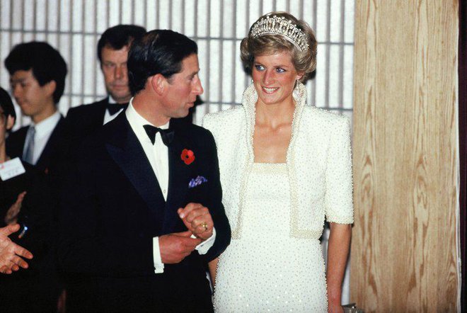 Na dražbi je 131.000 evrov dosegla bela obleka, ki jo je leta 1989 Diana nosila na državniškem obisku Hongkonga. FOTO: Wikiemedia Commons