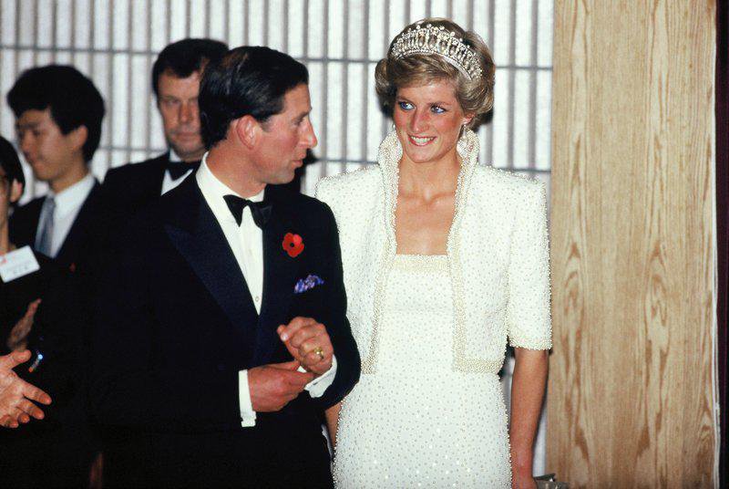 Fotografija: Na dražbi je 131.000 evrov dosegla bela obleka, ki jo je leta 1989 Diana nosila na državniškem obisku Hongkonga. FOTO: Wikiemedia Commons
