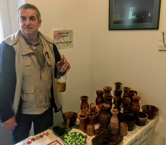 Viktor Borštnik iz Kamnika pod Krimom vsako leto pripravi izjemno okusno žganje smrekovec iz smrekovih vršičkov, v delavnici pa struži lesene vaze. FOTOgrafije: Jaroslav Jankovič