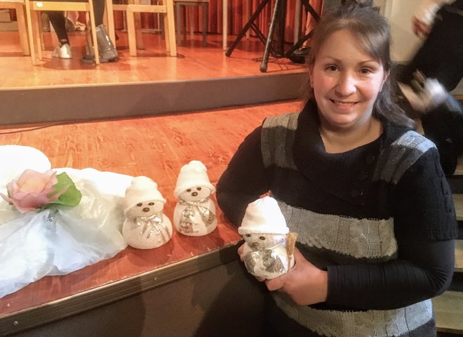 Tajnica društva, cvetličarka in umetnica Tatjana Poplas s svojimi lutkami iz blaga