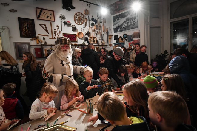 Ob odprtju razstave so najmlajši ustvarjali na delavnici, seveda v družbi dedka Mraza.  FOTO: Marko Pigac/pigac.si