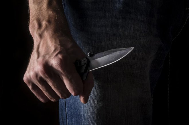 Obtoženi trdi, da je z nožem mahal naokoli in da ne ve, ali je koga zadel. Fotografija je simbolična. FOTO: guliver/Getty Images