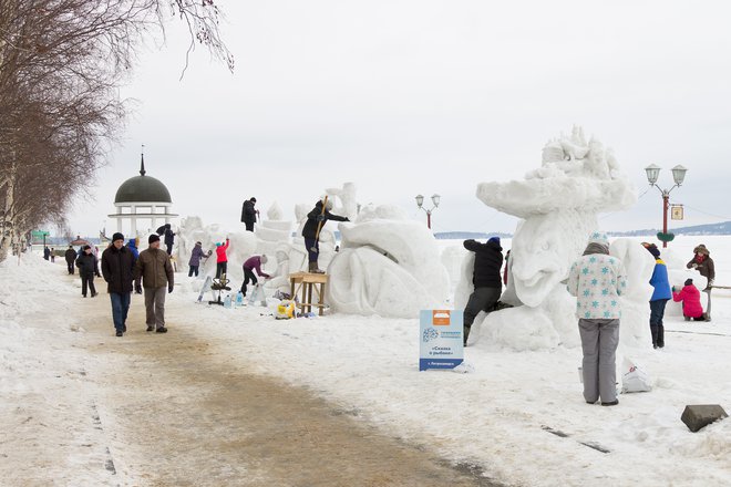 Tudi če niste umetnik po duši, se lahko zabavate s kiparjenjem v snegu. Foto: Guliver/Getty Images