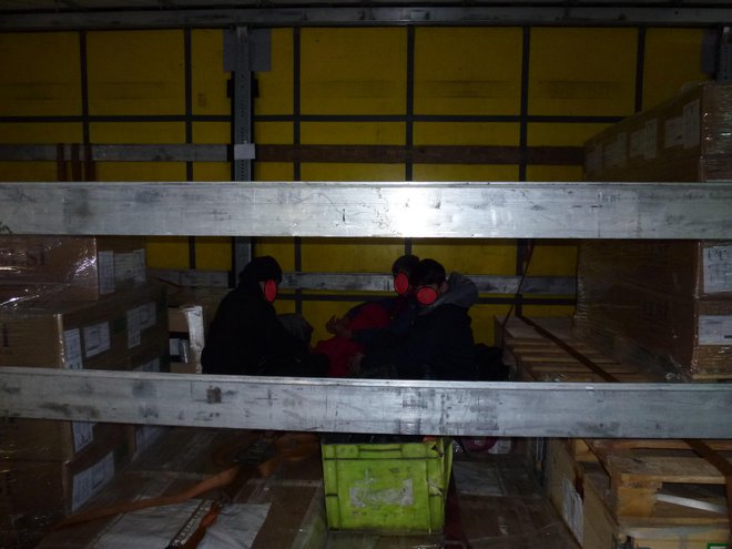 Policisti so odprli in pregledali tovorni del priklopnega vozila ter v njem odkrili dva 13-letna državljana Afganistana in 29-letnega državljana Pakistana. FOTO: PU Maribor