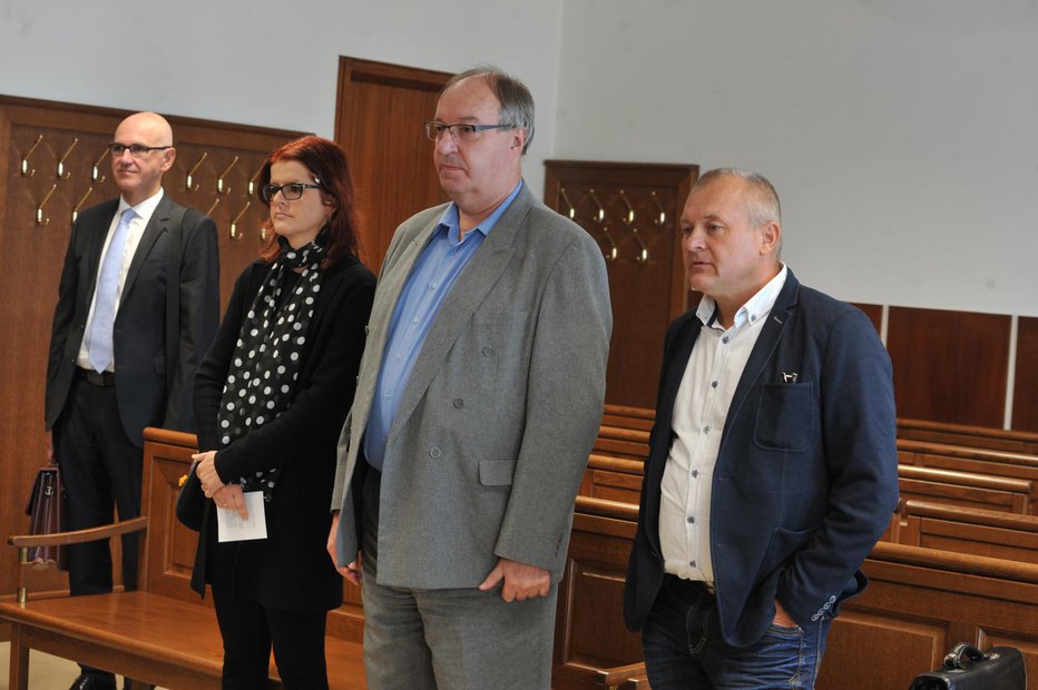Fotografija: Milica Simonič Steiner, Vili Eisenhut in Franc Kangler na sodišču FOTO: Oste Bakal