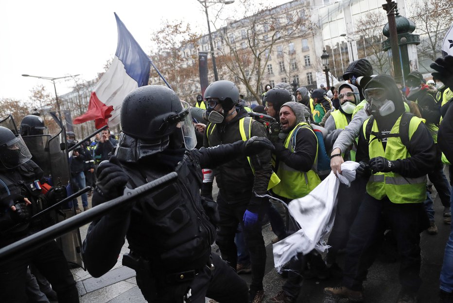 Fotografija: Protestniki v rumenih jopičih. FOTO: AP