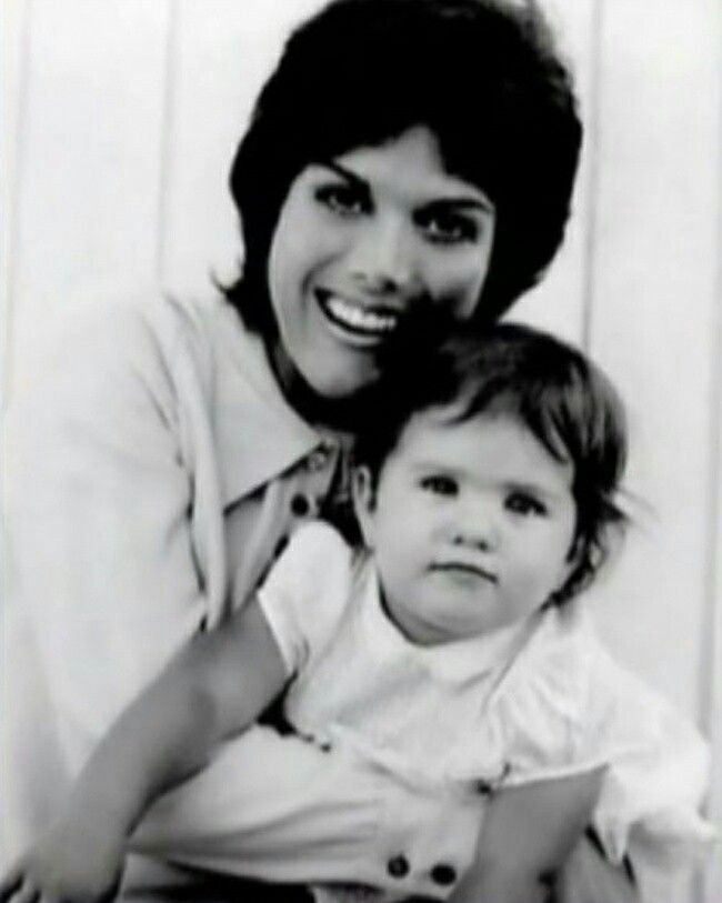 Z mamo Nancy, ki je predvsem želela, da bi bili s hčerko nenehno videti lepi. Foto: Guliver/Getty Images