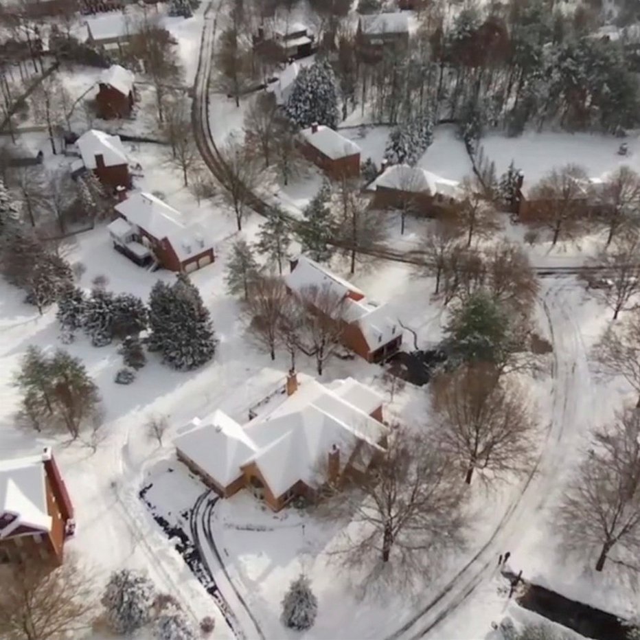 Fotografija: Tudi v Virginiji so imeli težave z večjo količino novozapadlega snega. FOTO: Reuters