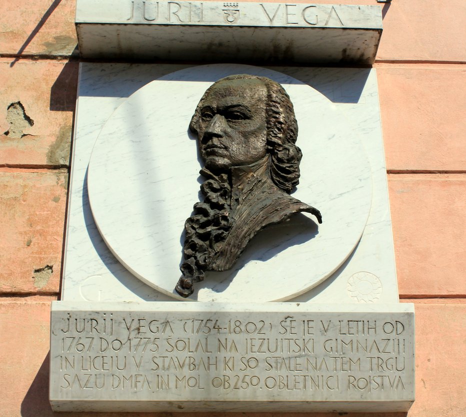 Fotografija: Reliefna podoba Jurija Vege na mestu, kjer se je šolal. FOTOGRAFIJE: Iztok Ilich