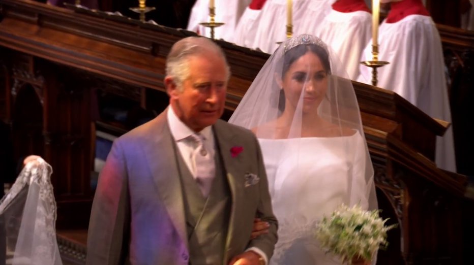 Fotografija: Princ Charles je Meghan na majski poroki spremljal na drugem delu njene poti do oltarja. FOTO: Youtube