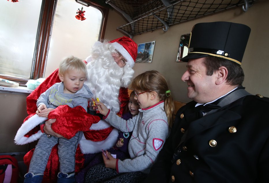 Fotografija: Z Božičkom na vlaku in v družbi najdražjih bo popotovanje z vlakom še posebno čarobno. FOTO: Tomi Lombar