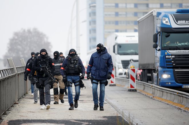 Francoski specialci po Strasbourgu. FOTO: Vincent Kessler, Reuters