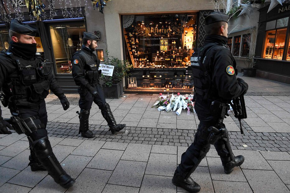 Fotografija: Po mestu mrgoli policistov. FOTO: Patrick Hertzog, AFP