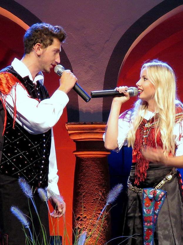 Leon Ruparčič in Monika na koncertih pojeta v duetu, včasih pa tudi zaplešeta.