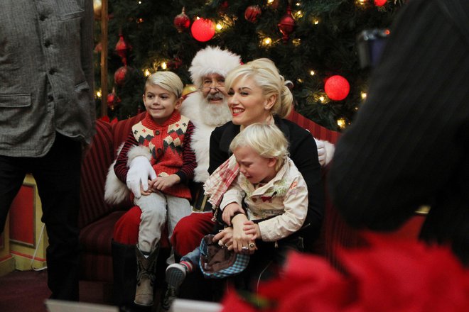 Gwen Stefani otroke redno vodi gledat Božička v veleblagovnico. Takole je uživala skupaj s Kingstonom in Zumo leta 2010.