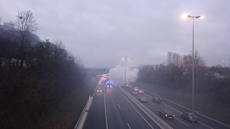 Fotografija: Požar vozila na ljubljanski obvoznici. FOTO: Darjan Pavšič