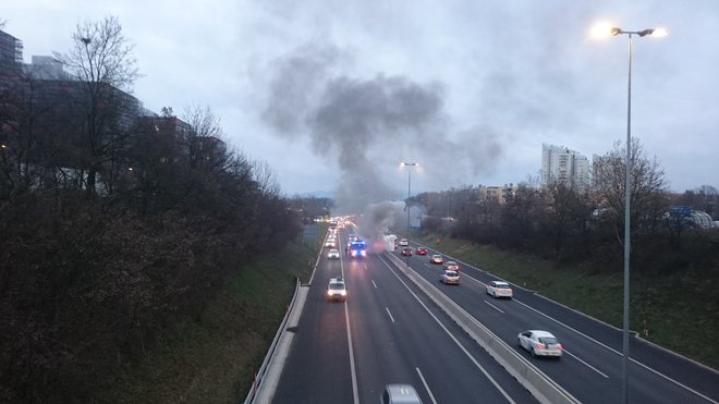 Požar vozila na ljubljanski obvoznici. FOTO: Darjan Pavšič