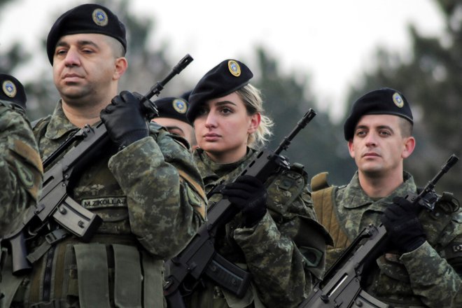 Parada Varnostnih sil Kosova en dan pred glasovanjem v parlamentu. FOTO: Reuters