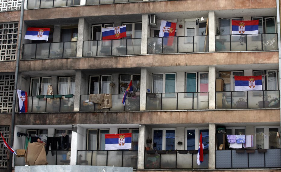 Fotografija: Protest z izobešanjem zastav v srbskem delu Mitrovice FOTO: AP