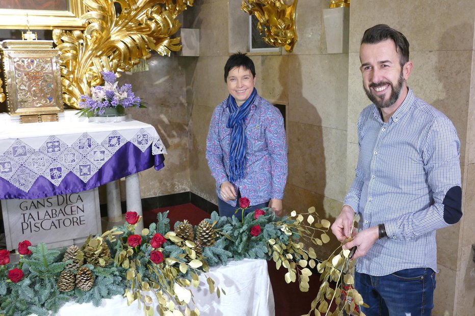 Fotografija: Sabina Šegula in Peter Ribič v cerkvi na Brezjah Fotografije: Primož Hieng