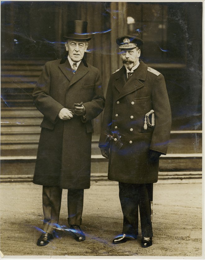 Kralj Jurij V. (desno) je kraljevi družini dodelil priimek Windsor. FOTO: Wikimedia Commons
