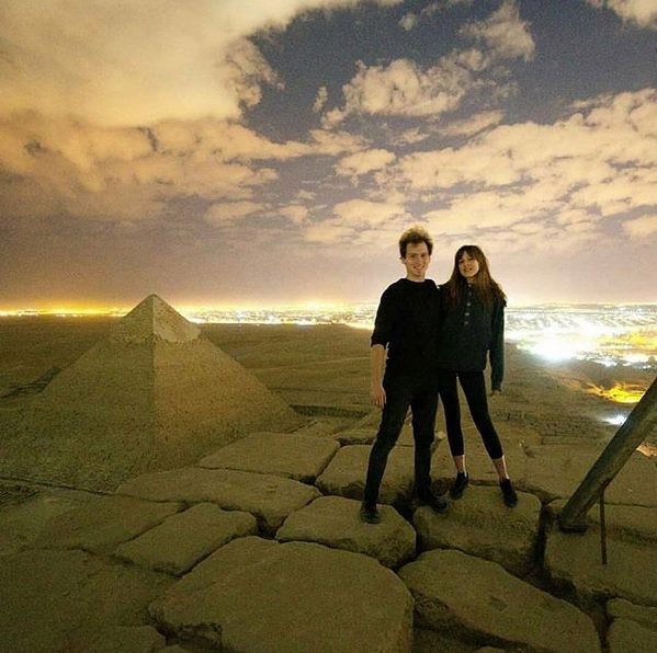 Fotografija: Andreas Hvid s partnerico na vrhu Keopsove piramide. FOTO: Instagram