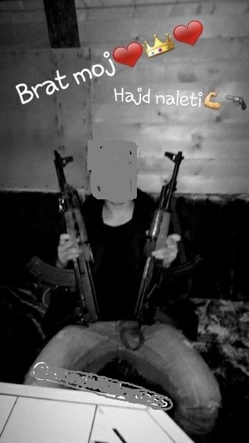 Fotografija: Mladoletnik je na družbenih omrežjih objavljal svojo fotografijo z dvema avtomatskima puškama kalašnikov. FOTO: PU Celje