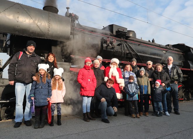 Srečne družine, ki so s pomočjo Slovenskih novic prišle do vozovnic za izlet z božičnim muzejskim vlakom.