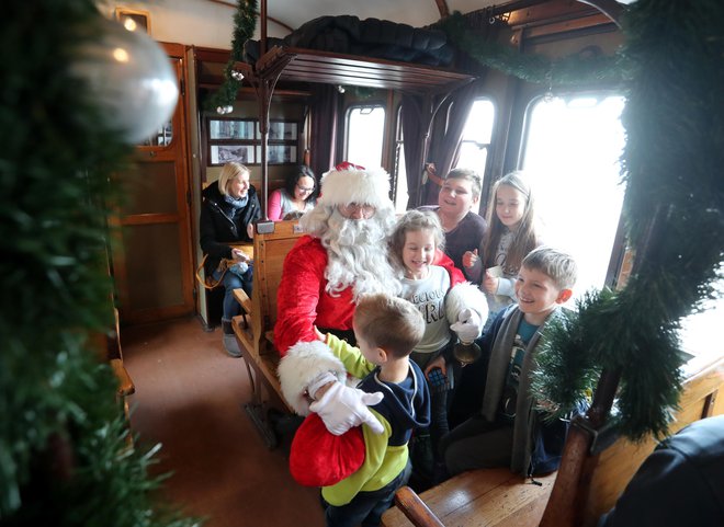 Božiček je na muzejskem vlaku cingljal, osrečeval, obdaroval in še posebno nasmejal armado otrok.
