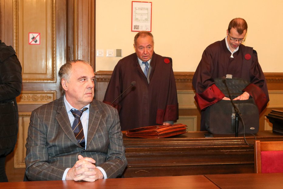 Fotografija: Milko Novič in njegova zagovornika (z leve) Jože Hribernik in Žiga Podobnik včeraj na sodišču FOTO: Marko Feist