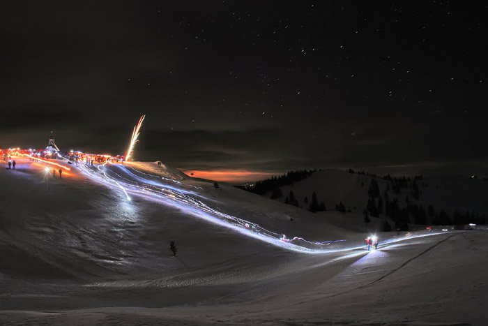 Fotografija: Polnočnica na Veliki planini je v snegu in soju bakel nepozabno doživetje. FOTOGRAFIJE: VELIKA PLANINA, D. O. O.