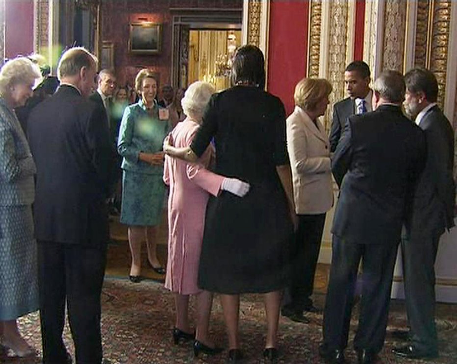 Fotografija: Britanci so bili zgroženi, ko je Michelle objela kraljico. FOTO: REUTERS