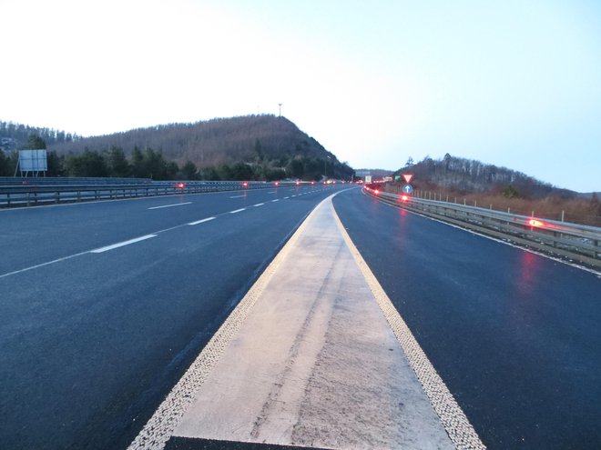 Odsek primorske avtoceste med Razdrtim in Senožečami, kjer so nameščene lučke. FOTO: Dars