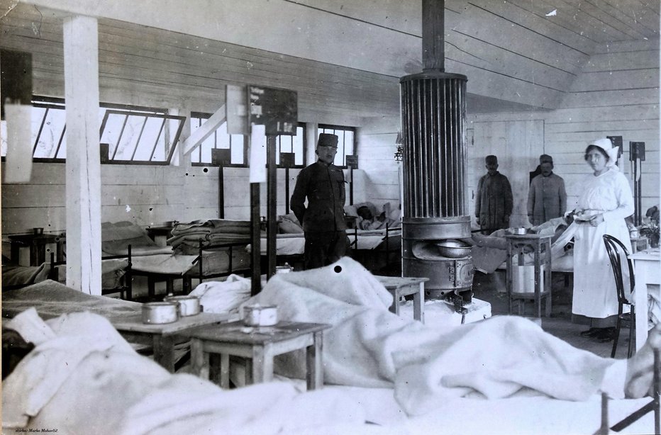 Fotografija: Vojaška bolnišnica v Štanjelu – v sredini častnik Köstler (iz zbirke M. Mohorčiča)