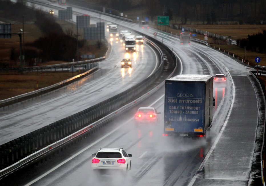 Fotografija: Tovornjakarji bodo morali odšteti več za cestnine v nekaterih sosednjih državah. FOTO: Roman Šipić, Delo