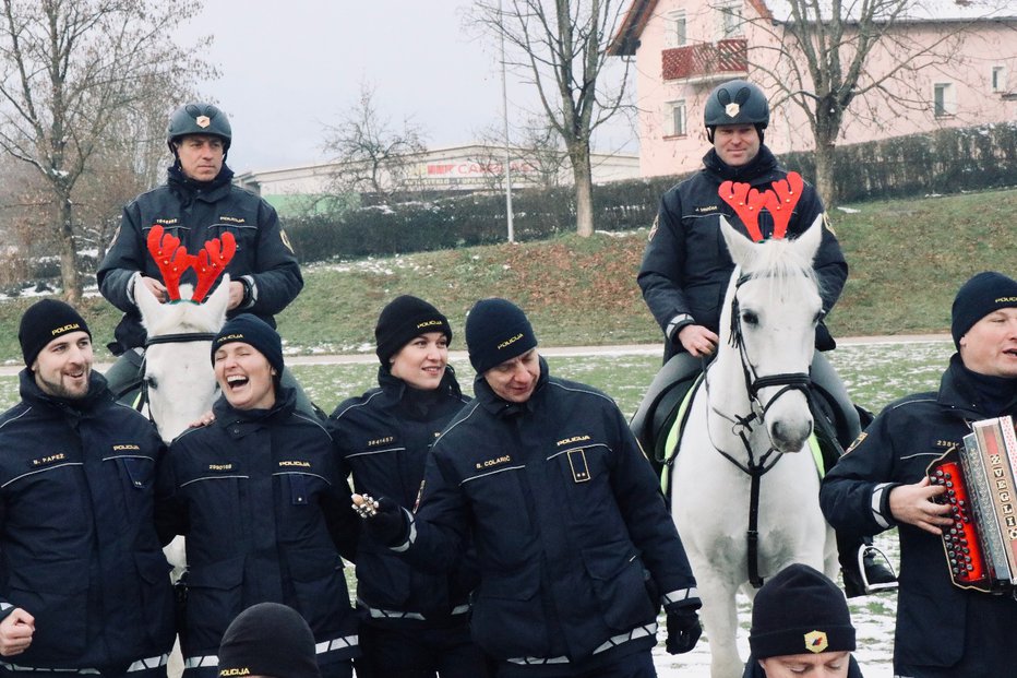 Fotografija: Zabavni policisti. FOTO: PU Novo mesto