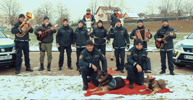 Izsek iz videospota Božično-novoletno voščilo, PU Novo mesto. FOTO: Youtube, zaslonski posnetek