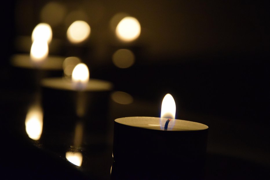 Fotografija: Vrhničani bodo večer preživeli ob svečah. FOTO: Shutterstock