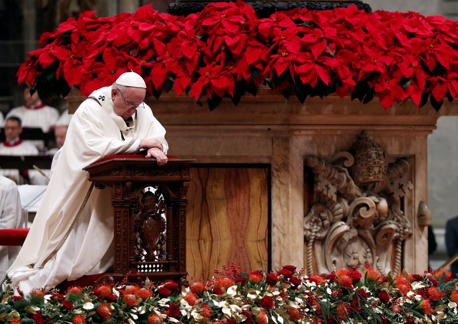 Fotografija: Slika, ki je obšla svet: papež Frančišek med ponedeljkovo polnočnico v baziliki sv. Petra. FOTO: Reuters