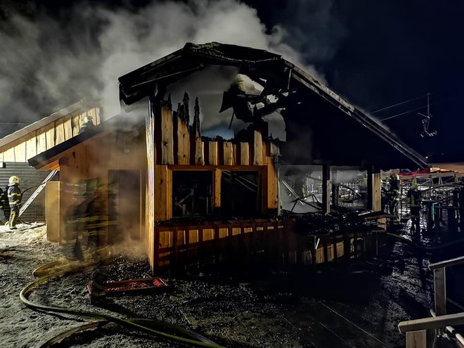Požar je del objekta v celoti uničil. FOTO: PGD Stranice