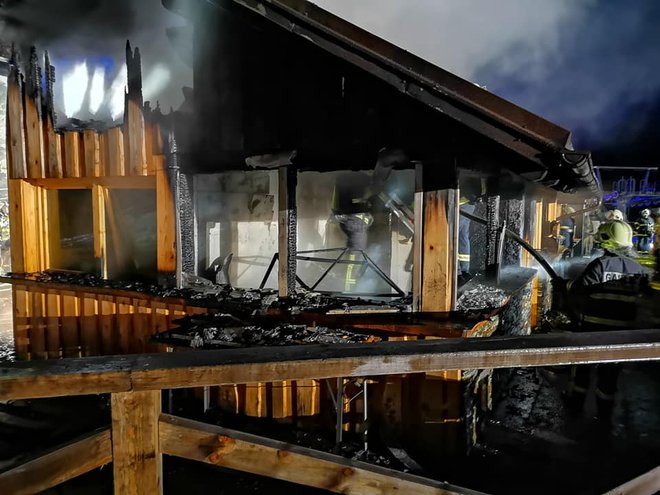 Požar je del objekta v celoti uničil. FOTO: PGD Stranice