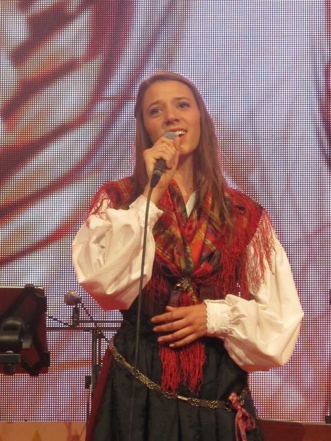 V javnosti se je prvič pojavila pred tremi leti na Avsenikovem festivalu, ko je zapela z ansamblom brata Saša Avsenika. Foto: Mojca Marot