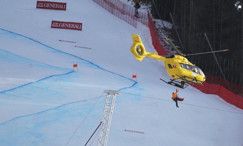Fotografija: Klemna Kosija so po padcu odpeljali v bolnišnico s helikopterjem. FOTO: AP