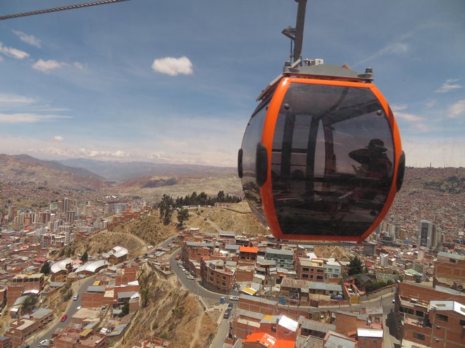 Z žičnico se je mogoče v 20 minutah prepeljati z enega konca La Paza na drugega.