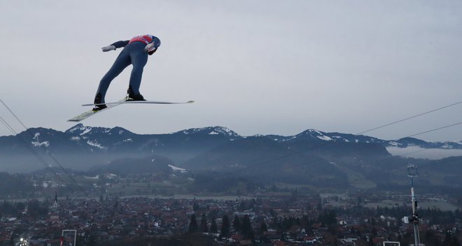 Na prvem vrhuncu sezone bo od šesterice nastopilo pet slovenskih skakalcev, nihče ni bil v ospredju. FOTO: Reuters