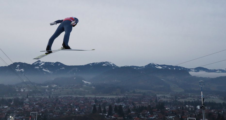 Fotografija: Na prvem vrhuncu sezone bo od šesterice nastopilo pet slovenskih skakalcev, nihče ni bil v ospredju. FOTO: Reuters