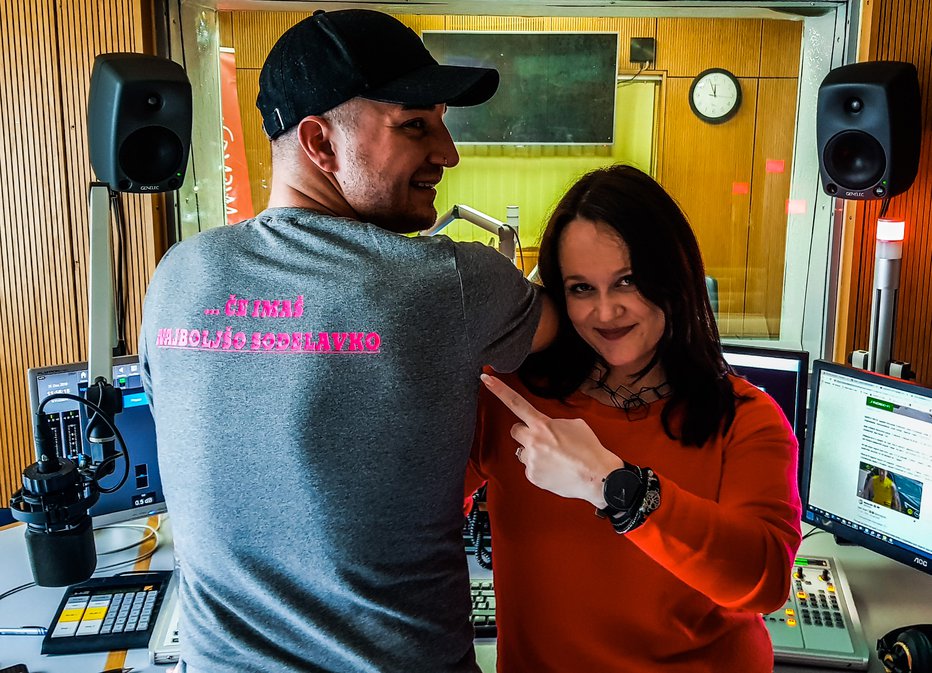 Fotografija: Dejan in Eva sta se poslovila od radijskih poslušalcev, on pa si je ob tem nadel čisto posebno majico. FOTO: Osebni Arhiv