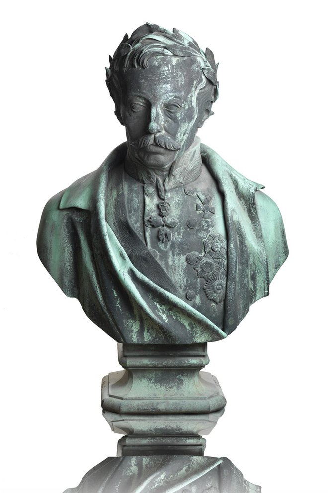 Največji predmet je bronasta bista grofa Radetzkyja. FOTO: MatjaŽ Paternoster