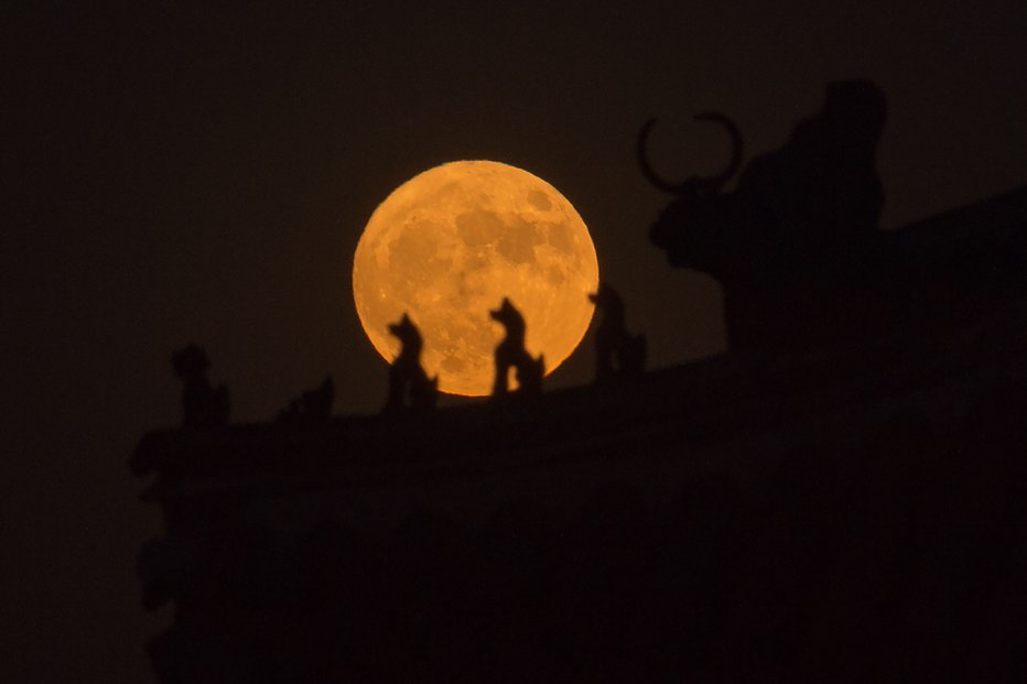 Fotografija: Kitajska namerava kmalu na Luno poslati tudi ljudi. Foto: AFP